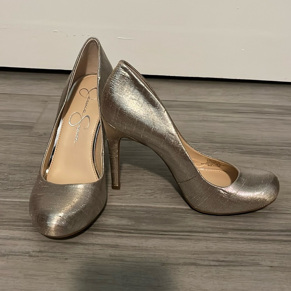 Jessica Simpson gold round toe heels